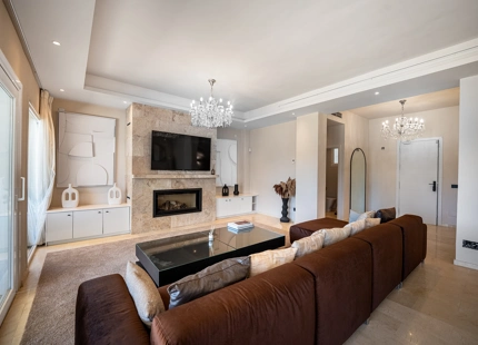 VILLA ENCANTADORA DE SEIS DORMITORIOS CON CARACTERÍSTICAS EXCEPCIONALES EN NUEVA ANDALUCÍA