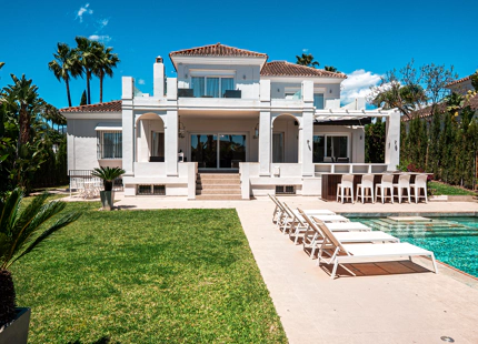 VILLA ENCANTADORA DE SEIS DORMITORIOS CON CARACTERÍSTICAS EXCEPCIONALES EN NUEVA ANDALUCÍA