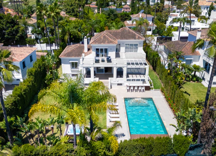 VILLA ENCANTADORA DE SEIS DORMITORIOS CON CARACTERÍSTICAS EXCEPCIONALES EN NUEVA ANDALUCÍA