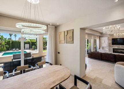 VILLA ENCANTADORA DE SEIS DORMITORIOS CON CARACTERÍSTICAS EXCEPCIONALES EN NUEVA ANDALUCÍA
