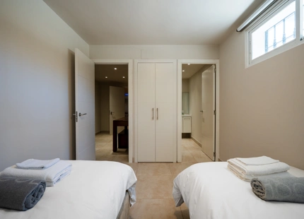 VILLA ENCANTADORA DE SEIS DORMITORIOS CON CARACTERÍSTICAS EXCEPCIONALES EN NUEVA ANDALUCÍA