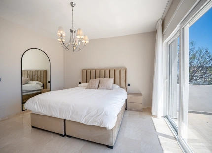 VILLA ENCANTADORA DE SEIS DORMITORIOS CON CARACTERÍSTICAS EXCEPCIONALES EN NUEVA ANDALUCÍA