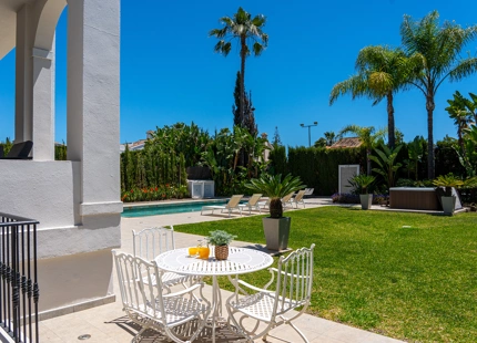 VILLA ENCANTADORA DE SEIS DORMITORIOS CON CARACTERÍSTICAS EXCEPCIONALES EN NUEVA ANDALUCÍA