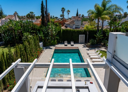 VILLA ENCANTADORA DE SEIS DORMITORIOS CON CARACTERÍSTICAS EXCEPCIONALES EN NUEVA ANDALUCÍA