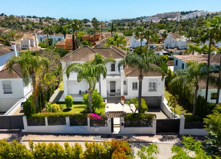 VILLA ENCANTADORA DE SEIS DORMITORIOS CON CARACTERÍSTICAS EXCEPCIONALES EN NUEVA ANDALUCÍA