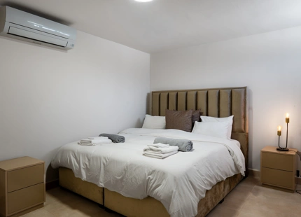 VILLA ENCANTADORA DE SEIS DORMITORIOS CON CARACTERÍSTICAS EXCEPCIONALES EN NUEVA ANDALUCÍA