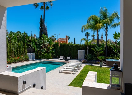 VILLA ENCANTADORA DE SEIS DORMITORIOS CON CARACTERÍSTICAS EXCEPCIONALES EN NUEVA ANDALUCÍA
