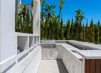VILLA ENCANTADORA DE SEIS DORMITORIOS CON CARACTERÍSTICAS EXCEPCIONALES EN NUEVA ANDALUCÍA