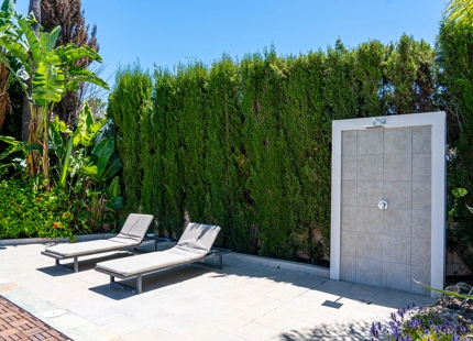 VILLA ENCANTADORA DE SEIS DORMITORIOS CON CARACTERÍSTICAS EXCEPCIONALES EN NUEVA ANDALUCÍA
