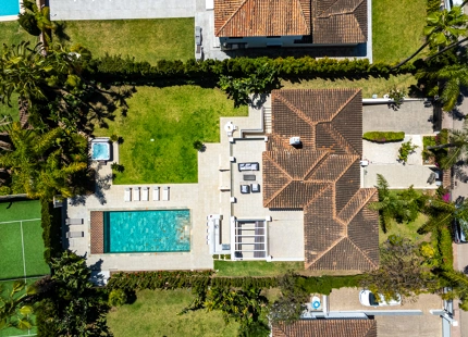 VILLA ENCANTADORA DE SEIS DORMITORIOS CON CARACTERÍSTICAS EXCEPCIONALES EN NUEVA ANDALUCÍA