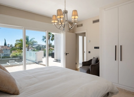 VILLA ENCANTADORA DE SEIS DORMITORIOS CON CARACTERÍSTICAS EXCEPCIONALES EN NUEVA ANDALUCÍA