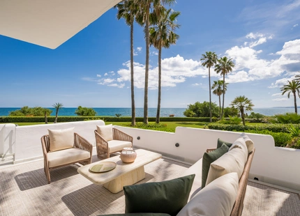 Exclusivo apartamento reformado en primera línea de playa con amplia terraza