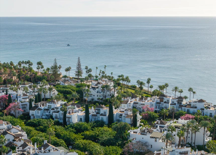 Exclusivo apartamento reformado en primera línea de playa con amplia terraza