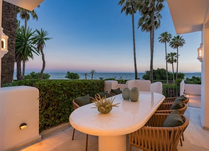 Exclusivo apartamento reformado en primera línea de playa con amplia terraza
