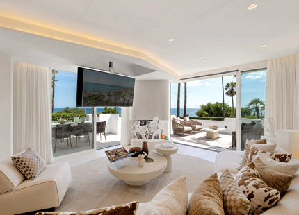 Exclusivo apartamento reformado en primera línea de playa con amplia terraza