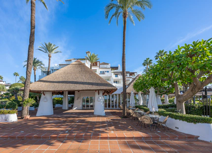 Exclusivo apartamento reformado en primera línea de playa con amplia terraza