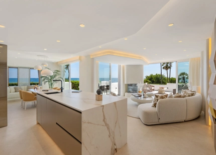 Exclusivo apartamento reformado en primera línea de playa con amplia terraza