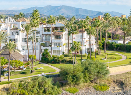 Exclusivo apartamento reformado en primera línea de playa con amplia terraza