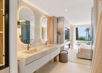 Exclusivo apartamento reformado en primera línea de playa con amplia terraza
