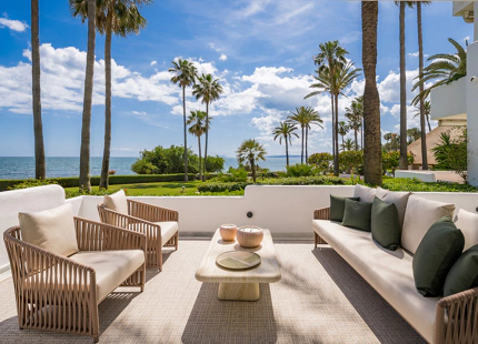Exclusivo apartamento reformado en primera línea de playa con amplia terraza