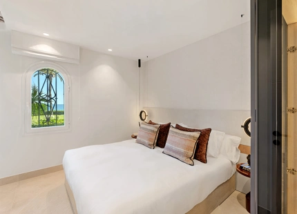 Exclusivo apartamento reformado en primera línea de playa con amplia terraza