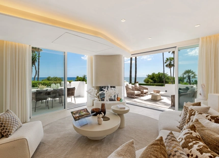 Exclusivo apartamento reformado en primera línea de playa con amplia terraza