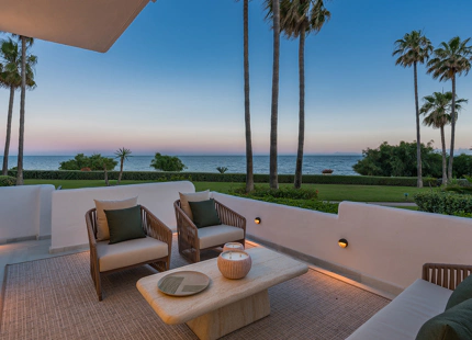 Exclusivo apartamento reformado en primera línea de playa con amplia terraza