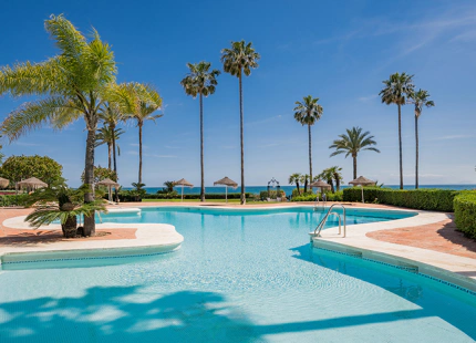 Exclusivo apartamento reformado en primera línea de playa con amplia terraza