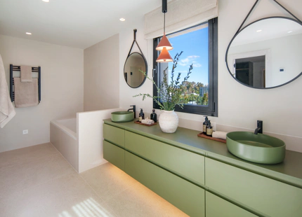 LUXURY FRONTLINE GOLF VILLA IN NUEVA ANDALUCIA
