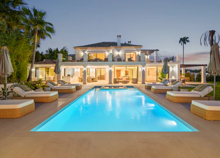 LUXURY FRONTLINE GOLF VILLA IN NUEVA ANDALUCIA