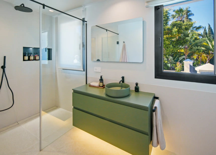 LUXURY FRONTLINE GOLF VILLA IN NUEVA ANDALUCIA
