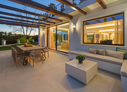 LUXURY FRONTLINE GOLF VILLA IN NUEVA ANDALUCIA