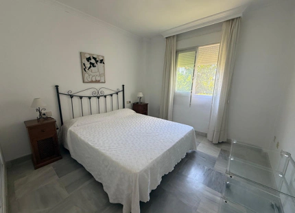 APARTAMENTO EN PLANTA BAJA CON JARDÍN PRIVADO EN LOS PINOS DE NAGÜELES