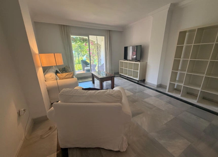 APARTAMENTO EN PLANTA BAJA CON JARDÍN PRIVADO EN LOS PINOS DE NAGÜELES