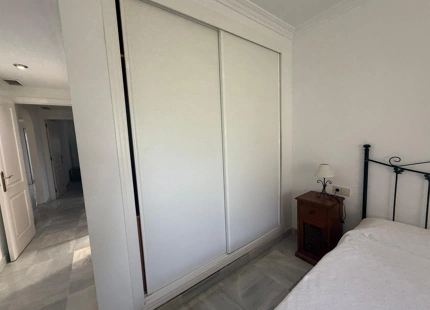 APARTAMENTO EN PLANTA BAJA CON JARDÍN PRIVADO EN LOS PINOS DE NAGÜELES