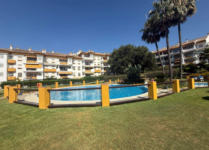 APARTAMENTO EN PLANTA BAJA CON JARDÍN PRIVADO EN LOS PINOS DE NAGÜELES