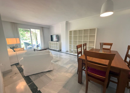 APARTAMENTO EN PLANTA BAJA CON JARDÍN PRIVADO EN LOS PINOS DE NAGÜELES
