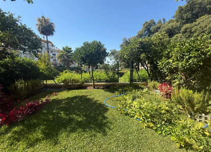 APARTAMENTO EN PLANTA BAJA CON JARDÍN PRIVADO EN LOS PINOS DE NAGÜELES