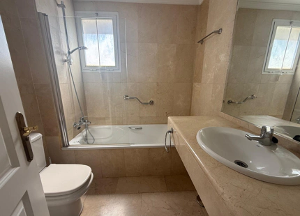 APARTAMENTO EN PLANTA BAJA CON JARDÍN PRIVADO EN LOS PINOS DE NAGÜELES