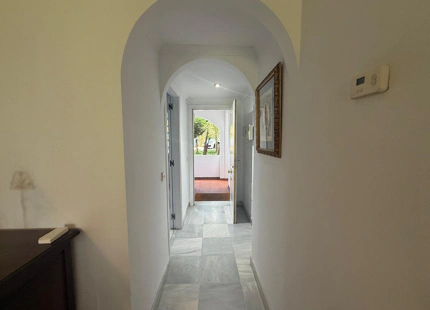 APARTAMENTO EN PLANTA BAJA CON JARDÍN PRIVADO EN LOS PINOS DE NAGÜELES