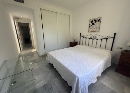APARTAMENTO EN PLANTA BAJA CON JARDÍN PRIVADO EN LOS PINOS DE NAGÜELES