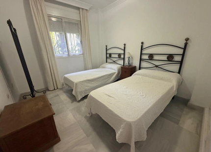 APARTAMENTO EN PLANTA BAJA CON JARDÍN PRIVADO EN LOS PINOS DE NAGÜELES