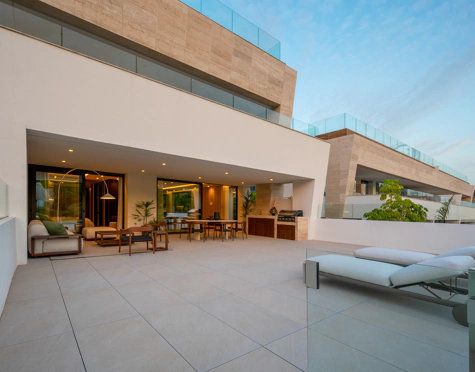 CONTEMPORARY LUXURY DUPLEX APARTMENT ON THE GOLDEN MILE