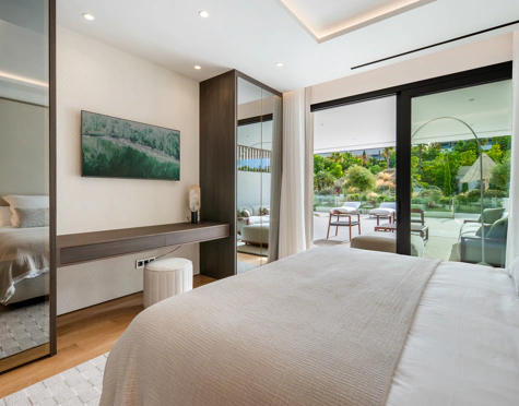 CONTEMPORARY LUXURY DUPLEX APARTMENT ON THE GOLDEN MILE