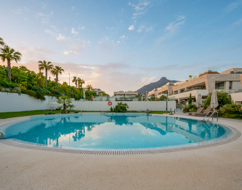 CONTEMPORARY LUXURY DUPLEX APARTMENT ON THE GOLDEN MILE