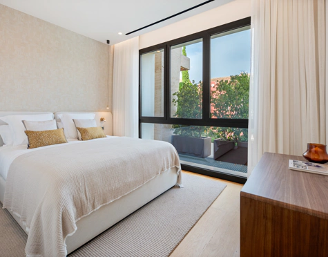CONTEMPORARY LUXURY DUPLEX APARTMENT ON THE GOLDEN MILE