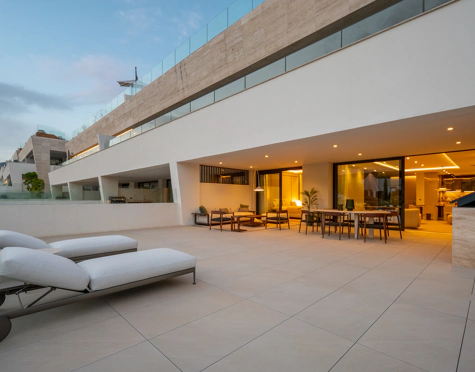 CONTEMPORARY LUXURY DUPLEX APARTMENT ON THE GOLDEN MILE