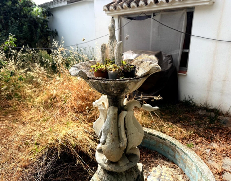 PRIME PLOT IN EL PARAÍSO, ESTEPONA EAST, WITH EXISTING RESIDENCE AND EXCELLENT DEVELOPMENT POTENTIAL NEAR GOLF