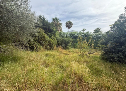 PRIME PLOT IN EL PARAÍSO, ESTEPONA EAST, WITH EXISTING RESIDENCE AND EXCELLENT DEVELOPMENT POTENTIAL NEAR GOLF