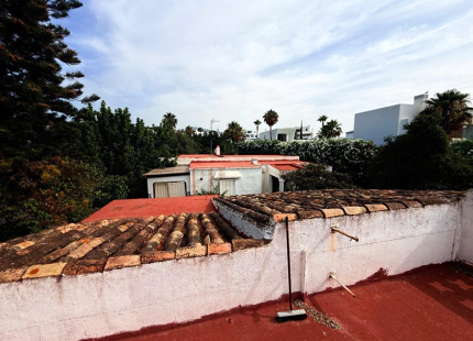 PRIME PLOT IN EL PARAÍSO, ESTEPONA EAST, WITH EXISTING RESIDENCE AND EXCELLENT DEVELOPMENT POTENTIAL NEAR GOLF